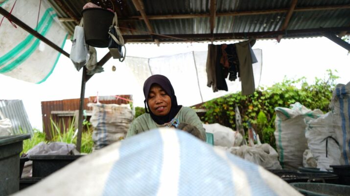 Perjuangan Ibu di Sumbar Sortir Berton-ton Sampah Plastik Demi Biayai Pendidikan Anak