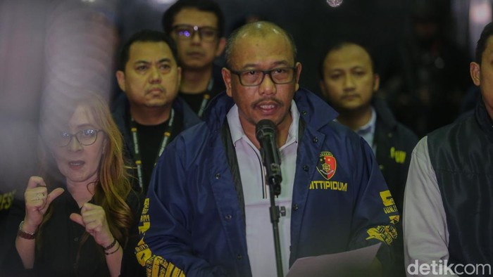 Polisi Sita Uang Miliaran Rupiah dan Mata Uang Asing dari Ratusan WNA di Hayam Wuruk